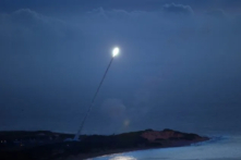 Một hỏa tiễn được phóng từ Căn cứ Hỏa tiễn Thái Bình Dương (PMRF) để bị đánh chặn trong một cuộc thử nghiệm của Cơ quan Phòng thủ Hỏa tiễn ở Kauai, Hawaii, vào ngày 06/11/2007. (Ảnh: Hải quân Hoa Kỳ qua Getty Images)