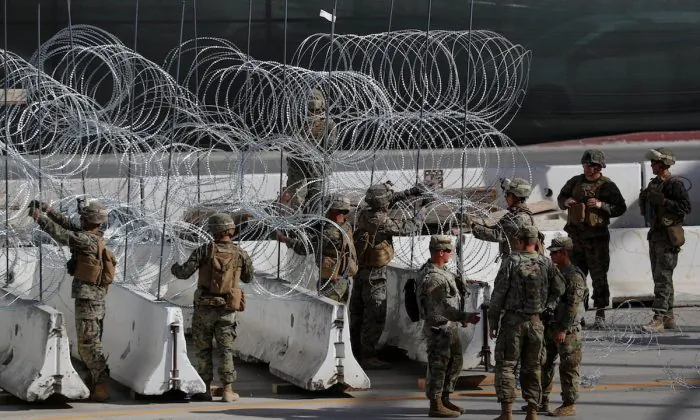 Thủy quân lục chiến Hoa Kỳ giúp xây dựng một hàng rào dây thép gai ở biên giới Hoa Kỳ-Mexico để chuẩn bị cho sự xuất hiện của một đoàn người di cư tại cửa khẩu biên giới San Ysidro ở San Diego, California, vào ngày 13/11/2018. (Ảnh: Reuters/Mike Blake)