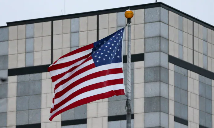 Một lá cờ đang bay trong gió tại đại sứ quán Hoa Kỳ trong một bức ảnh tư liệu. (Ảnh: Gleb Garanich/Reuters)