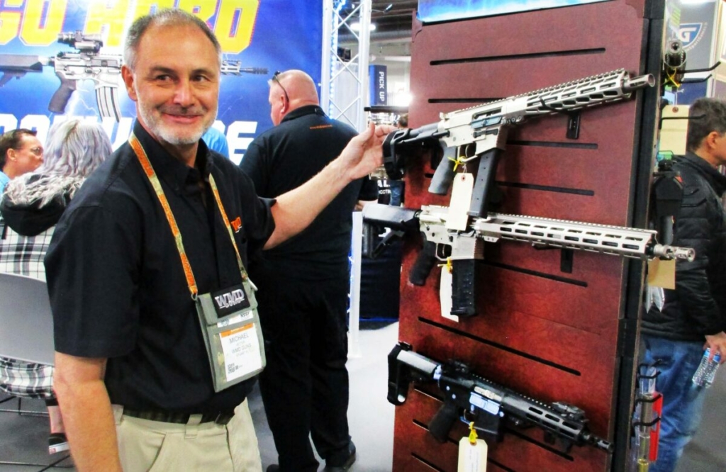 Ông Michael Vetter đến từ WMD Guns ở Stuart, Florida, trưng bày một số loại súng mà công ty của ông cung cấp được trang bị nẹp ổn định súng lục trong SHOT Show 2023 ở Las Vegas. (Ảnh: Michael Clements/The Epoch Times)