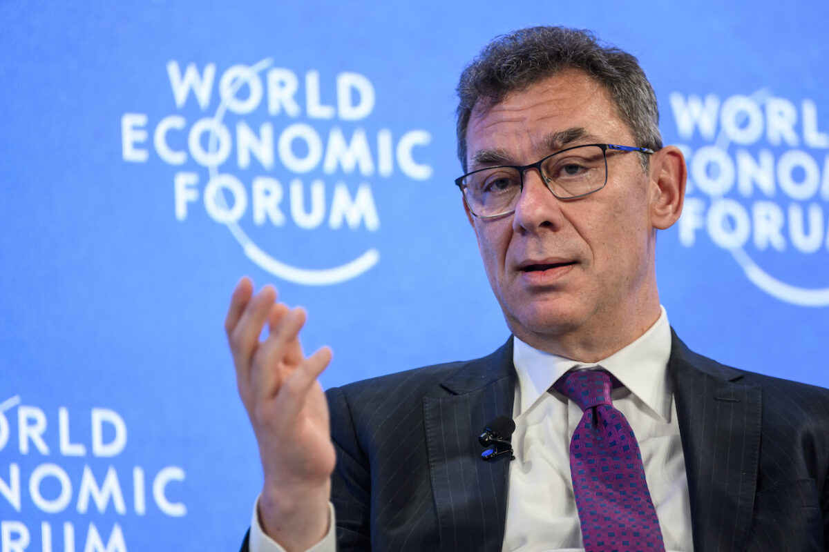 Giám đốc điều hành Pfizer Albert Bourla ra cử chỉ trong một phiên họp tại cuộc họp thường niên của Diễn đàn Kinh tế Thế giới ở Davos vào ngày 25/05/2022. (Ảnh: Fabrice Coffrini/AFP/Getty Images)