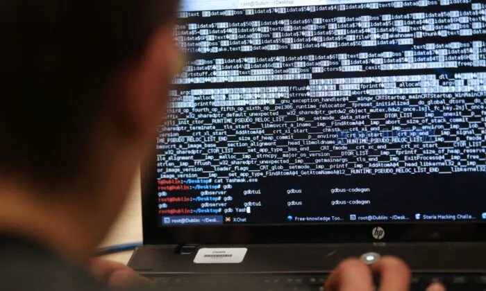 Một sinh viên kỹ thuật tham gia vào một thách thức tấn công mạng gần Paris, vào ngày 16/03/2013. (Ảnh: Thomas Samson/AFP qua Getty Images)