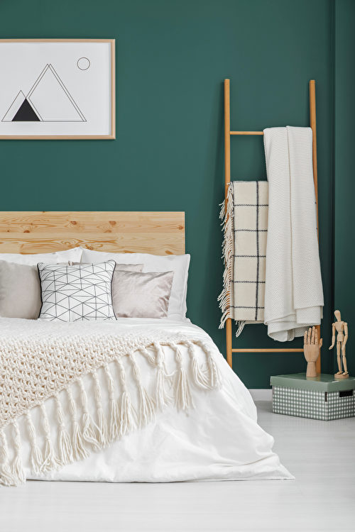 Dựa một cái thang nhỏ vào tường để treo chăn, ga v.v. (Ảnh Shutterstock)