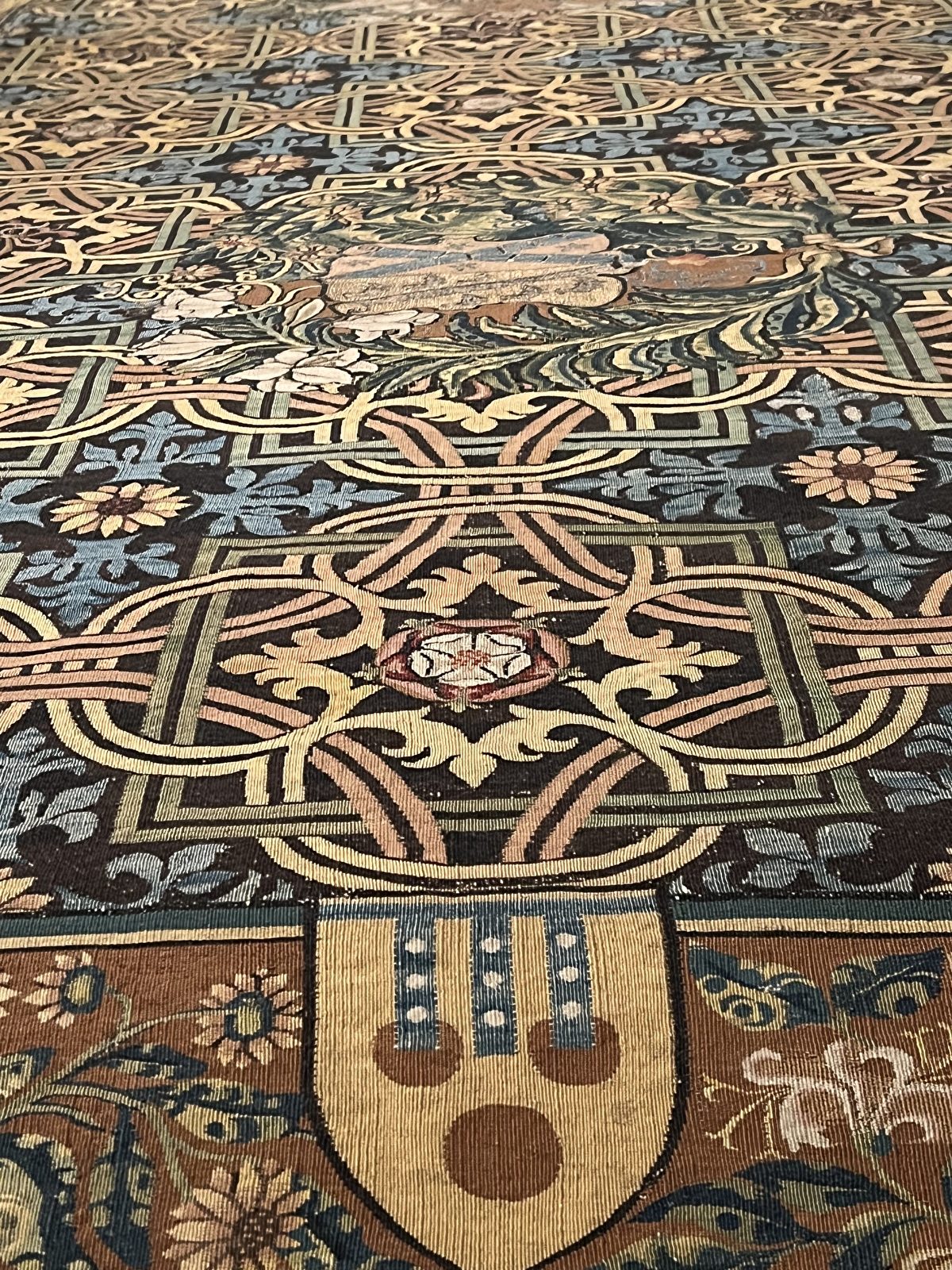 Hình 1: Hoa văn dệt trên tấm thảm vải kate nổi lên sắc vàng óng ánh. (Ảnh do Wei J C cung cấp)