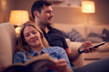 Bạn có thể nhân lúc người nhà xem TV để đọc những cuốn sách chưa đọc xong hoặc sách chuyên môn. (Ảnh: Shutterstock)