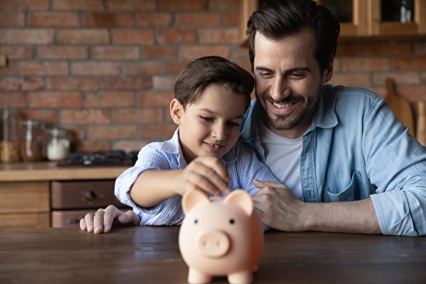 Nếu bạn muốn bồi dưỡng cho con trẻ cách nhìn đúng đắn về tiền bạc, thì điều đầu tiên bạn cần chú ý là việc đối thoại giữa cha mẹ và con cái. (Ảnh: Shutterstock)