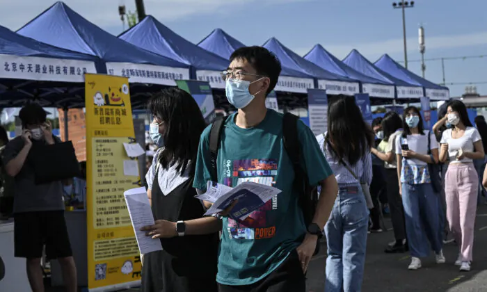 Người dân tham dự hội chợ việc làm ở Bắc Kinh vào ngày 26/08/2022 - Nền kinh tế đang trì trệ của Trung Quốc đã khiến hàng triệu thanh niên phải cạnh tranh khốc liệt để giành được một lượng công việc ngày càng ít ỏi và đối mặt với một tương lai ngày càng bất định. (Ảnh: Jade Gao/AFP qua Getty Images)