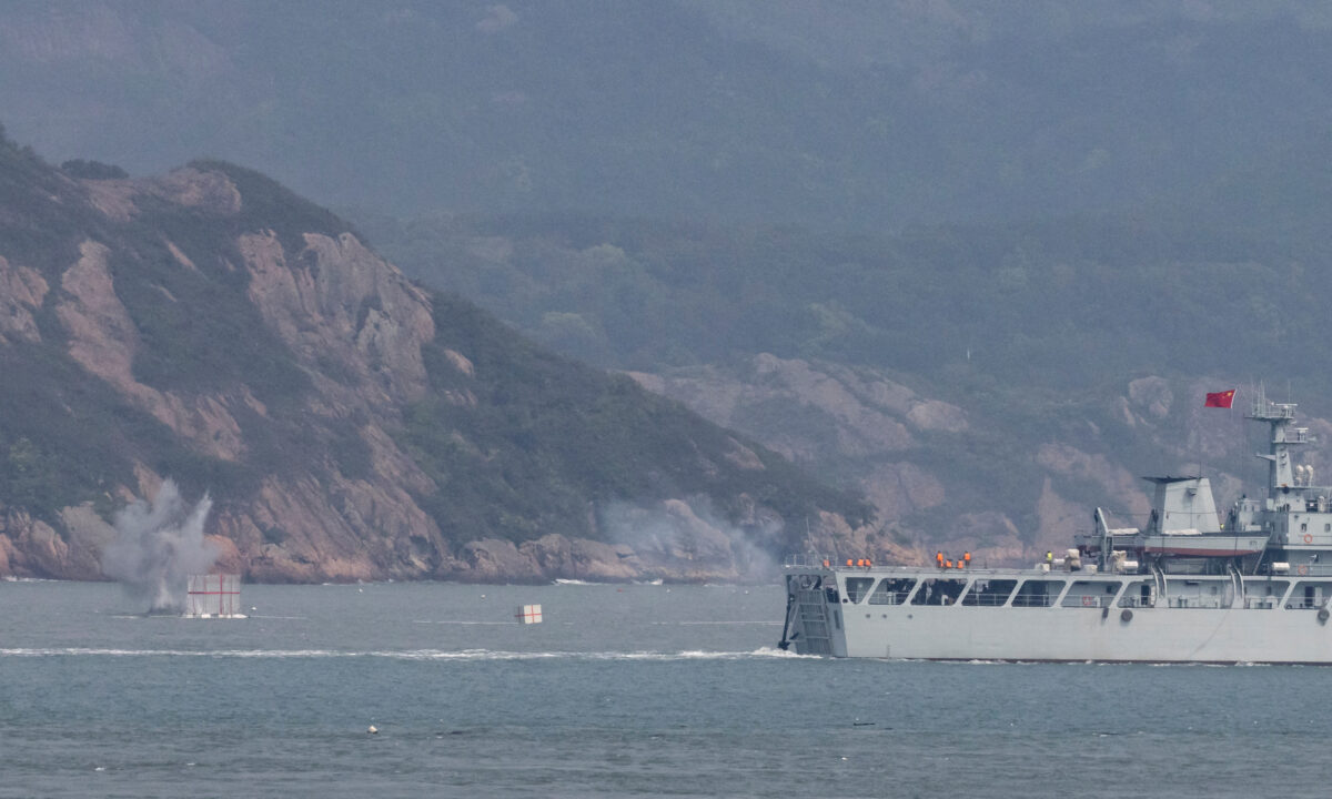 Một chiến hạm Trung Quốc bắn vào mục tiêu trong một cuộc tập trận quân sự gần Phúc Châu, tỉnh Phúc Kiến, gần quần đảo Mã Tổ do Đài Loan kiểm soát gần với bờ biển Trung Quốc, Trung Quốc, hôm 08/04/2023. (Ảnh: Thomas Peter/Reuters)