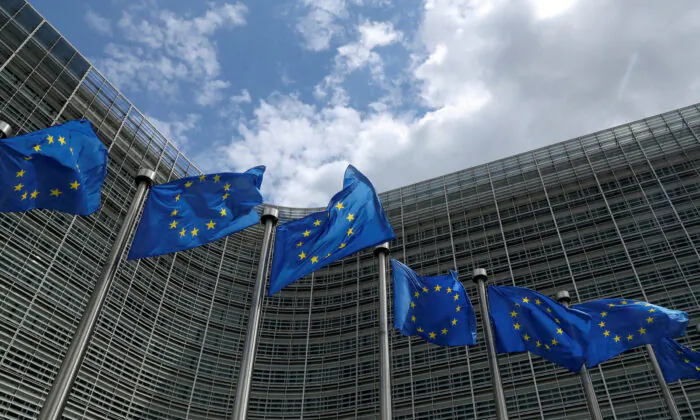 Những lá cờ của Liên minh  Âu Châu tung bay bên ngoài trụ sở Ủy ban  u Châu tại Brussels, Bỉ, vào ngày 05/06/2020. (Ảnh: Yves Herman/Reuters)