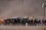 Người nhập cư bất hợp pháp chờ được các đặc vụ biên giới Hoa Kỳ giải quyết thủ tục tại biên giới Hoa Kỳ-Mexico hôm 30/03/2023. (Ảnh: Guillermo Arias/AFP qua Getty Images)