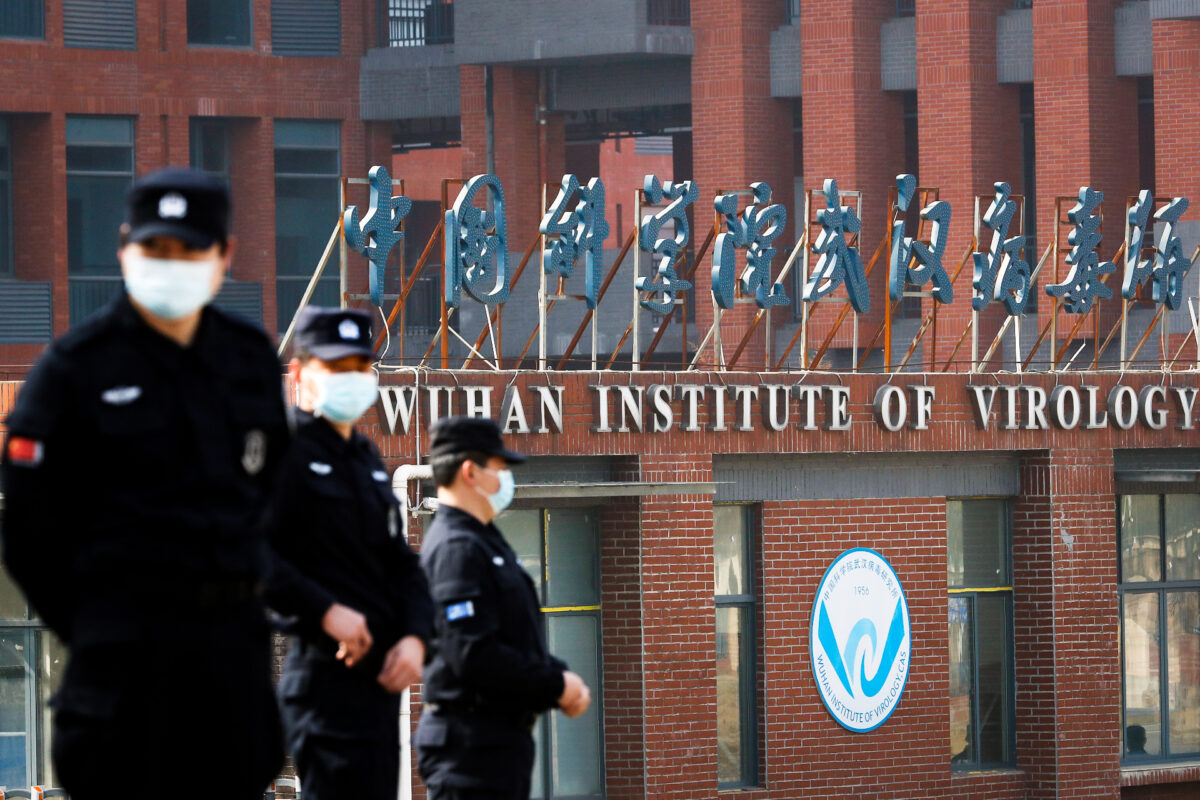 Nhân viên an ninh canh gác bên ngoài Viện Virus học Vũ Hán trong chuyến thăm của nhóm Tổ chức Y tế Thế giới được giao nhiệm vụ điều tra nguồn gốc của COVID-19, tại Vũ Hán, tỉnh Hồ Bắc, Trung Quốc, vào ngày 03/02/2021. (Ảnh: Thomas Peter/Reuters)