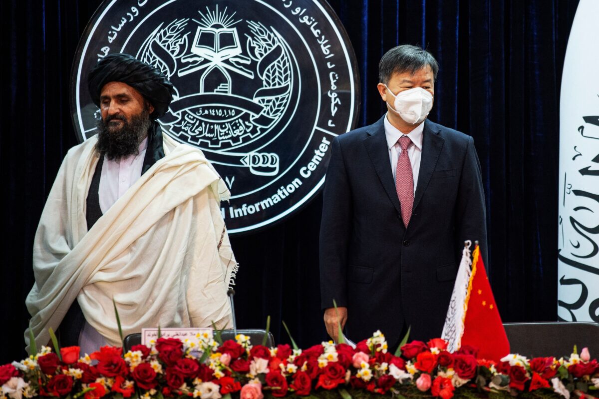 Phó Thủ tướng Thứ nhất lâm thời của Afghanistan, ông Abdul Ghani Baradar (Trái), và đại sứ Trung Quốc tại Kabul, ông Vương Ngu (Wang Yu), công bố một hợp đồng khai thác dầu với một công ty Trung Quốc tại Kabul hôm 05/01/2023. (Ảnh: Ahmad Sahel Arman/AFP qua Getty Images)