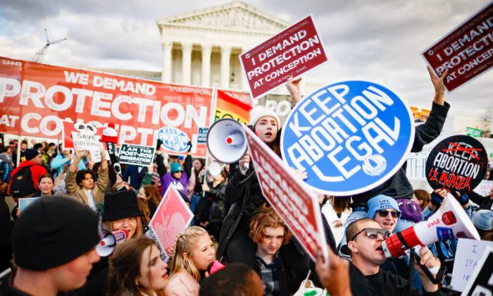 Các nhà hoạt động ủng hộ sự sống và ủng hộ phá thai giương cao các biểu ngữ có quan điểm đối lập trong cuộc biểu tình Tuần hành vì Sự sống (March for Life) thường niên lần thứ 50 trước Tối cao Pháp viện Hoa Kỳ ở Hoa Thịnh Đốn ngày 20/01/2023. (Ảnh: Chip Somodevilla/Getty Images)
