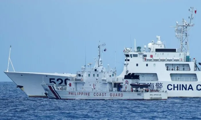 Một tàu hải cảnh Trung Quốc mang số hiệu 5201 chặn tàu BRP Malapascua của Lực lượng Tuần duyên Philippines khi tàu này di chuyển vào cửa của Bãi cạn Second Thomas mà người dân địa phương gọi là Bãi cạn Ayungin ở Biển Đông hôm 23/04/2023. (Ảnh: Aaron Favila/AP Photo)