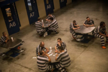 Các tù nhân ngồi trong nhà tù quận ở Williston, North Dakota, vào ngày 26/07/2013. (Ảnh: Andrew Burton/Getty Images)