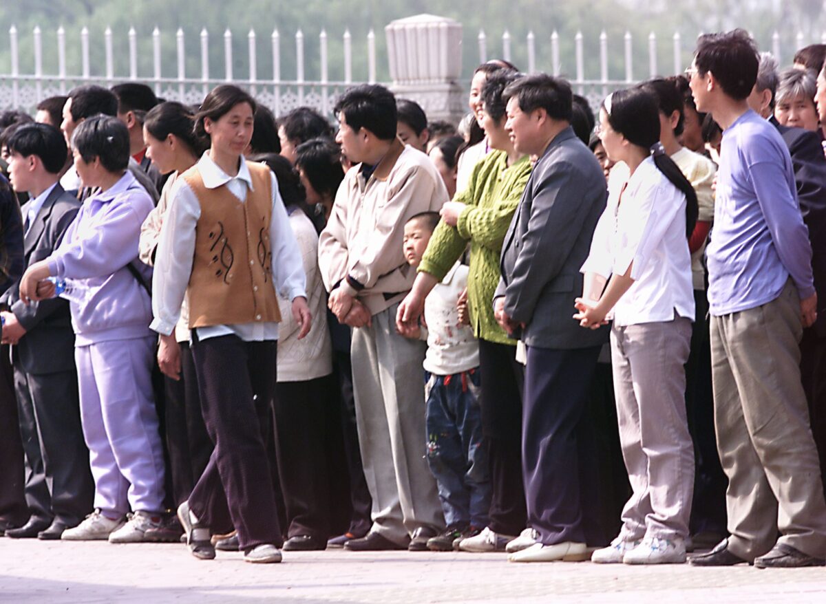 Hàng ngàn học viên Pháp Luân Công xếp hàng trên đường phố bên ngoài Trung Nam Hải, trụ sở chính quyền trung ương của Trung Quốc tại Bắc Kinh, trong một cuộc kháng nghị ôn hòa hôm 25/04/1999. (Ảnh: Goh Chai Hin/AFP qua Getty Images)