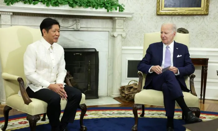 Tổng thống Joe Biden gặp Tổng thống Philippines Ferdinand Marcos Jr. tại Oval Office ở Tòa Bạch Ốc hôm 01/05/2023. (Ảnh: Alex Wong/Getty Images)