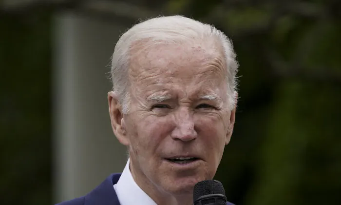 Tổng thống Joe Biden nói về việc “xây dựng dựa trên sự bùng nổ doanh nghiệp nhỏ” trong Tuần lễ Doanh nghiệp nhỏ Quốc gia tại Vườn Hồng tại Tòa Bạch Ốc ở Hoa Thịnh Đốn hôm 01/05/2023. (Ảnh: Madalina Vasiliu/The Epoch Times)