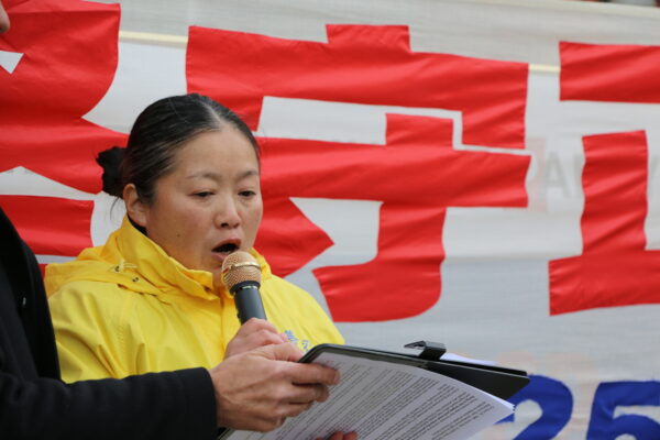 Cô Huang Hua, một học viên Pháp Luân Công, nói chuyện tại một cuộc tập hợp bên ngoài Lãnh sự quán Trung Quốc ở Toronto, hôm 25/04/2023. Cô Huang cho biết thân nhân của cô ở Trung Quốc liên tục phải đối mặt với sự sách nhiễu và đe dọa từ nhà cầm quyền cộng sản. (Ảnh: Andrew Chen/The Epoch Times)
