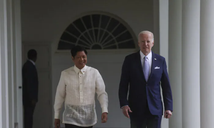 Tổng thống Philippines Ferdinand Marcos Jr. và Tổng thống Hoa Kỳ Joe Biden đi bộ dọc theo hành lang Cánh Tây trên đường tới Oval Office tại Tòa Bạch Ốc ở Hoa Thịnh Đốn hôm 01/05/2023. (Ảnh: Leah Millis/Pool/AFP qua Getty Images)