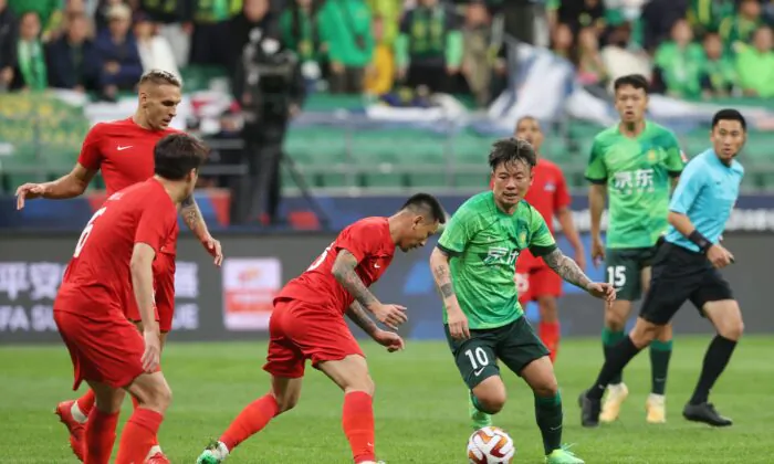 Đội trưởng Trương Hy Triết (Giữa) của câu lạc bộ Bắc Kinh Quốc An đang tranh bóng trong trận đấu của Giải bóng đá Ngoại hạng Trung Quốc (Chinese Super League, CSL) với câu lạc bộ bóng đá Khách Gia Mai Châu tại Sân vận động Công nhân ở Bắc Kinh hôm 15/04/2023. (Ảnh: STR/AFP qua Getty Images)