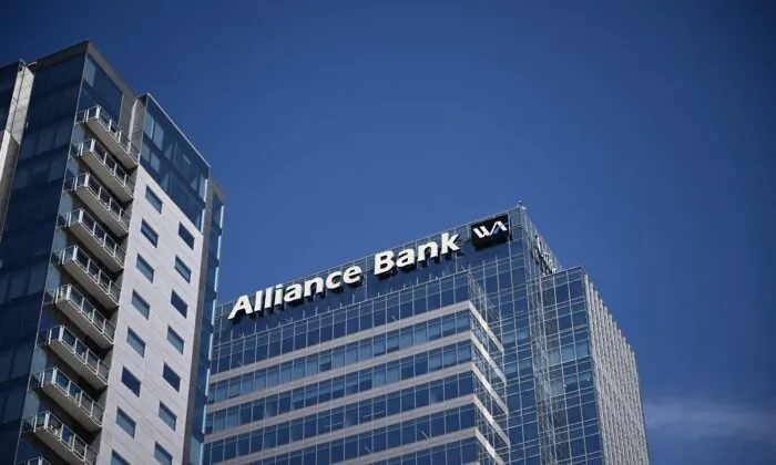 Biển hiệu ngân hàng Western Alliance ở trụ sở chính của Western Alliance Bancorp tại trung tâm thành phố Phoenix hôm 27/04/2023. (Ảnh: Patrick T. Fallon/AFP/Getty Images)