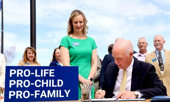 Hoa Kỳ: Thống đốc Montana Gianforte ký ban hành các luật ủng hộ sự sống