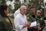 Bộ trưởng An ninh Nội địa  Alejandro Mayorkas (thứ hai từ trái sang) nói chuyện trong một cuộc họp báo ở Brownsville, Texas, hôm 05/05/2023. (Ảnh: Michael Gonzalez/Getty Images)