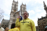 Ông Graham Smith, lãnh đạo nhóm vận động Republic, tham dự một cuộc biểu tình phản đối chế độ quân chủ trước sự kiện lễ đăng quang của Khối thịnh vượng Chung, bên ngoài Tu viện Westminster ở London, hôm 13/03/2023. (Ảnh: May James/Reuters)