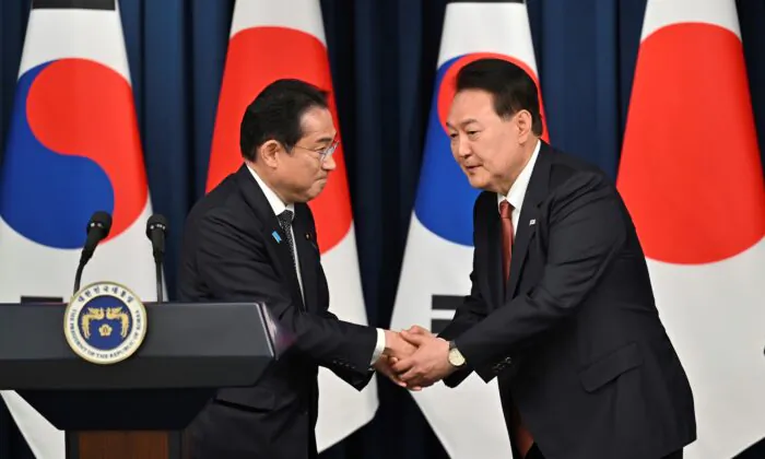 Tổng thống Nam Hàn Yoon Suk Yeol (phải) bắt tay với Thủ tướng Nhật Bản Fumio Kishida trong một cuộc họp báo chung sau cuộc gặp tại văn phòng tổng thống ở Seoul, hôm 07/05/2023. (Ảnh: Jung Yeon-je/Pool Photo qua AP)