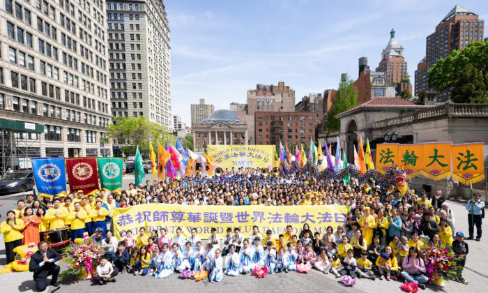 Các học viên Pháp Luân Công kỷ niệm Ngày Pháp Luân Đại Pháp Thế Giới tại thành phố New York hôm 07/05/2023. (Ảnh: Larry Dye/The Epoch Times)