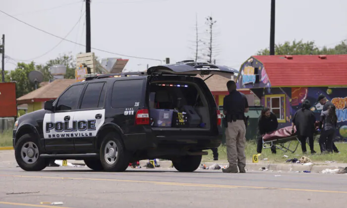 Nhân viên cấp cứu ứng phó với một vụ va chạm gây thương vong ở Brownsville, Texas, hôm 07/05/2023. (Ảnh: Michael Gonzalez/AP Photo)