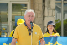 Ông Michael Prue, thị trưởng của thành phố Amherstburg, tỉnh bang Ontario, diễn thuyết tại lễ thượng cờ Ngày Pháp Luân Đại Pháp Thế Giới tại tòa nhà thành phố hôm 05/05/2023. (Ảnh chụp màn hình NTD qua The Epoch Times)