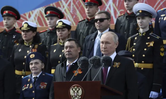 Tổng thống Nga Vladimir Putin diễn thuyết trong cuộc duyệt binh Ngày Chiến Thắng đánh dấu kỷ niệm 78 năm ngày kết thúc Đệ nhị Thế chiến tại Quảng trường Đỏ ở Moscow vào ngày 09/05/2022. (Ảnh: Gavriil Grigorov, Sputnik, Kremlin Pool Photo qua AP)