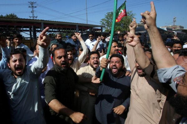 Những người ủng hộ cựu Thủ tướng Pakistan Imran Khan hô khẩu hiệu khi họ chặn một con đường trong một cuộc biểu tình lên án việc bắt giữ nhà lãnh đạo của họ, ở Peshawar, Pakistan, hôm 09/05/2023. (Ảnh: Muhammad Sajjad/AP Photo)