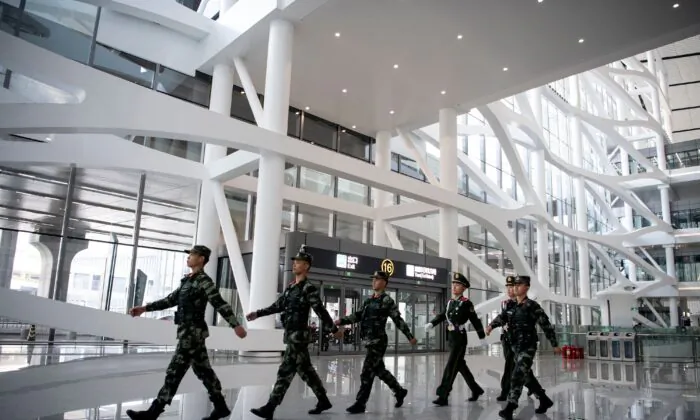 Cảnh sát bán quân sự Trung Quốc tại Phi trường Quốc tế Đại Hưng (Daxing) ở Bắc Kinh vào ngày 28/09/2019. (Ảnh: Noel Celis /AFP qua Getty Images)