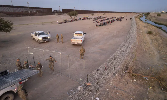 Lực lượng Vệ binh Quốc gia Texas thiết lập một “điểm án ngữ” gần một khu vực có nhiều người vượt biên trái phép gần El Paso, Texas, hôm 09/05/2023. (Ảnh: John Moore/Getty Images)