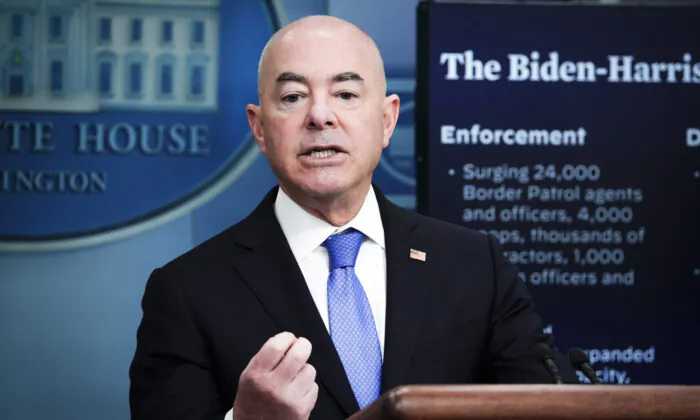 Ông Mayorkas: DHS ‘sẵn sàng đối mặt’ với dòng người nhập cư bất hợp pháp khi Đề mục 42 hết hạn