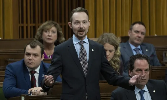 Nghị viên Đảng Bảo Thủ Michael Cooper xuất hiện trong phiên chất vấn trên Đồi Nghị viện ở Ottawa, hôm 28/04/2023. (Ảnh: Adrian Wyld/The Canadian Press)