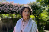 Bà Linda Campbell trong khu vườn sau nhà của bà ở Sonoma County, California, hôm 12/05/2023. (Ảnh: Đăng dưới sự cho phép của bà Linda Campbell)