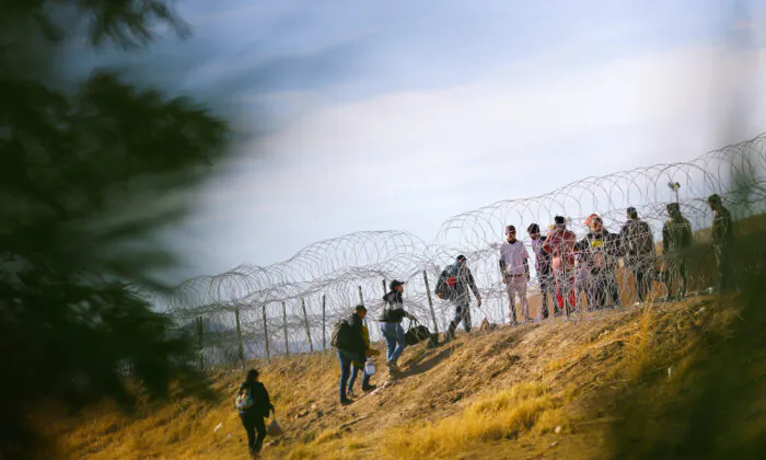 Những người nhập cư được nhìn thấy sau khi băng qua sông Rio Bravo với ý định tự giao nộp mình cho các nhân viên Tuần tra Biên giới Hoa Kỳ, khi nhìn từ Ciudad Juarez, Mexico, hôm 09/05/2023. (Ảnh: Jose Luis Gonzalez/Reuters)