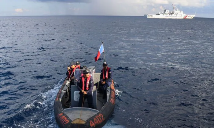 Nhân viên tàu Tuần Duyên Philippines BRP Malabrigo trên chiếc thuyền bơm hơi thân cứng chuẩn bị tiến hành một cuộc khảo sát ở vùng biển của bãi Second Thomas shoal (mà Việt Nam gọi là bãi Cỏ Mây) thuộc quần đảo Trường Sa trong khu vực Biển Đông đang tranh chấp, hôm 23/04/2023. (Ảnh: Red Ajibe/AFP qua Getty Images)
