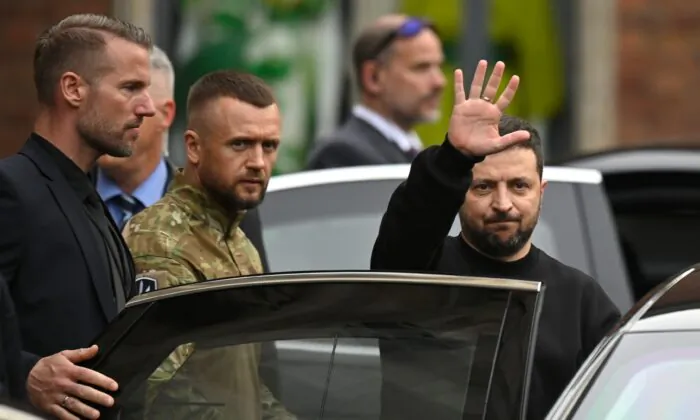 Tổng thống Ukraine Volodomyr Zelensky rời đi sau khi nhận Giải thưởng Charlemagne Quốc tế tại tòa thị chính ở Aachen, Đức, hôm 14/05/2023. (Ảnh: Sascha Schuermann/Getty Images)