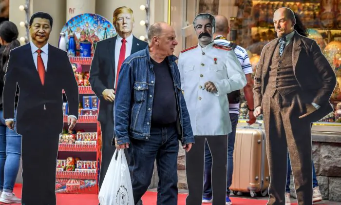 Một người đàn ông đi ngang qua những tấm bìa cứng mô phỏng lại hình dáng của Chủ tịch Trung Quốc Tập Cận Bình, Tổng thống Hoa Kỳ Donald Trump, các nhà lãnh đạo Xô Viết Joseph Stalin và Vladimir Lenin ở trung tâm thành phố Moscow vào ngày 07/08/2019. (Ảnh: Yuri Kadobnov/AFP qua Getty Images)