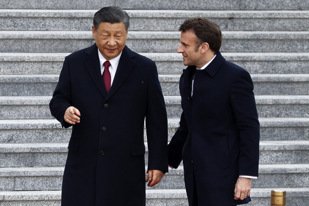 Lãnh đạo Đảng Cộng sản Trung Quốc Tập Cận Bình (Trái) nói chuyện với người đồng cấp Pháp Emmanuel Macron khi họ đến dự lễ tiếp đón chính thức tại Bắc Kinh hôm 06/04/2023. (Ảnh: Ludovic Marin/AFP qua Getty Images)