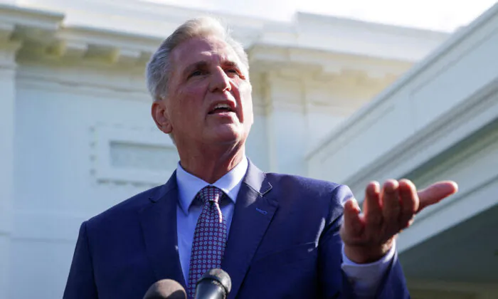 Chủ tịch Hạ viện Kevin McCarthy (Cộng Hòa-California) nói chuyện với các phóng viên bên ngoài West Wing sau cuộc đàm phán về hạn mức nợ với Tổng thống Joe Biden tại Tòa Bạch Ốc hôm 09/05/2023. (Ảnh: Kevin Lamarque/Reuters)