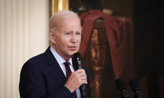 Tổng thống Joe Biden diễn thuyết trong một sự kiện kỷ niệm Tháng Di sản của người Mỹ gốc Do Thái tại Tòa Bạch Ốc ở Hoa Thịnh Đốn hôm 16/05/2023. (Ảnh: Madalina Vasiliu/The Epoch Times)