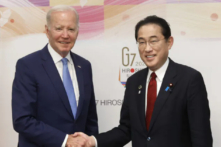 Tổng thống Joe Biden (Trái) và ông Fumio Kishida, thủ tướng Nhật Bản, bắt tay trước một cuộc gặp song phương trước thềm hội nghị thượng đỉnh các nhà lãnh đạo Nhóm Bảy Đại cường quốc (G-7) hôm 18/05/2023 tại Hiroshima, Nhật Bản. (Ảnh: Kiyoshi Ota/Pool/Getty Images)
