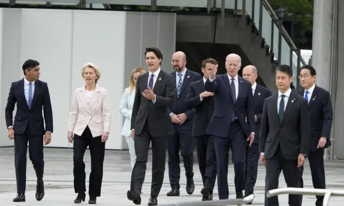 Các nhà lãnh đạo Nhóm Bảy Cường quốc (G-7) bước ra khỏi Bảo tàng Tưởng niệm Hòa bình để dự lễ đặt vòng hoa ở Công viên Tưởng niệm Hòa bình trong khuôn khổ Hội nghị Thượng đỉnh các Nhà lãnh đạo G7 ở Hiroshima, hôm 19/05/2023. (Ảnh: Franck Robichon/POOL/AFP qua Getty Images)
