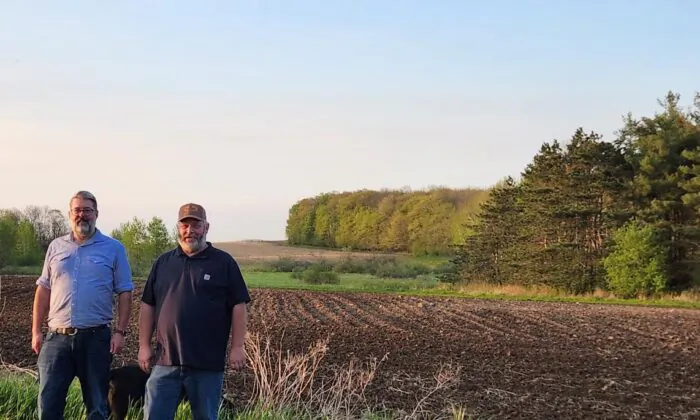 Ông Marti Machtan và ông Tom Wilcox tại một trang trại không có tuabin gió ở Wisconsin vào năm 2023. (Ảnh: Được đăng dưới sự cho phép của ông Tom Wilcox)
